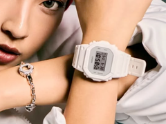 Sur la photo - la nouvelle Casio G-Shock DW-5600WW-7PR au poignet de Kyoka.