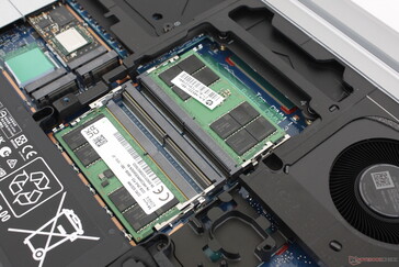 4 emplacements SODIMM. La vitesse de la RAM est limitée à 4800 MHz