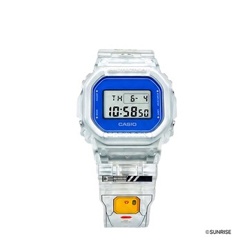Gros plan sur la Casio G-Shock DW-5600GM26-7DR avec boîtier transparent et lunette bleue