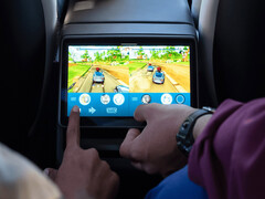 Des enfants jouent à des jeux d'arcade à l'arrière d'une Tesla Model Y. (Source de l'image : Tesla)