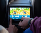 Des enfants jouent à des jeux d'arcade à l'arrière d'une Tesla Model Y. (Source de l'image : Tesla)