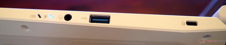 côté droit : Entrée/sortie de ligne, USB-A 3.2, verrou Kensington