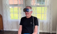 Mark (64 ans) a pu jouer au Solitaire en utilisant ses pensées, le BCI de Synchron et le casque Vision Pro de Apple. (Source de l'image : Business Wire)
