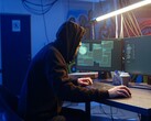 Pirate générique sur un poste de travail à deux moniteurs exécutant une attaque de la chaîne d'approvisionnement.