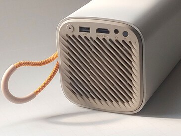 Le bouton d'alimentation du Yaber T1 Pro, les ports USB et HDMI, la prise casque et le capteur IR sont situés à l'arrière de l'unité de projection. (Source de l'image : Notebookcheck)