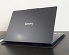 L'IdeaPad Slim 3 15 15IRH10R est passé à un format 16:10 avec un pavé tactile plus grand, mais le port de charge secteur propriétaire laisse un goût amer (Image source : Notebookcheck)