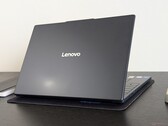L'IdeaPad Slim 3 15 15IRH10R est passé à un format 16:10 avec un pavé tactile plus grand, mais le port de charge secteur propriétaire laisse un goût amer (Image source : Notebookcheck)