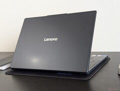 L&#039;IdeaPad Slim 3 15 15IRH10R est passé à un format 16:10 avec un pavé tactile plus grand, mais le port de charge secteur propriétaire laisse un goût amer (Image source : Notebookcheck)