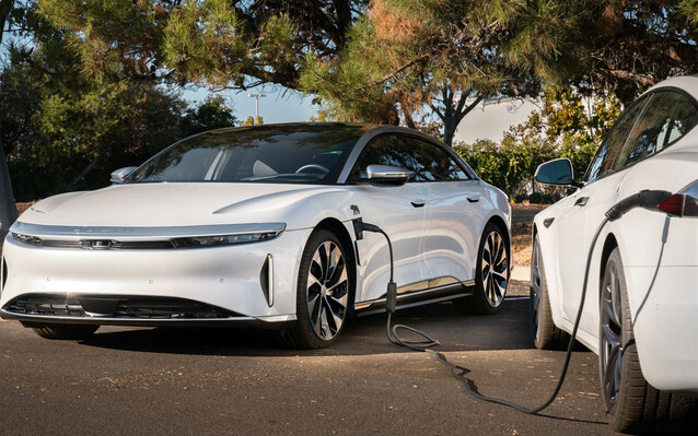 Lucid a fait la démonstration de ses capacités de charge V2V en chargeant une Tesla Model S. (Image source : Lucid)