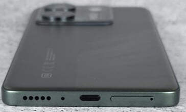 le bas du châssis (haut-parleur, microphone, port USB, plateau SIM/microSD)