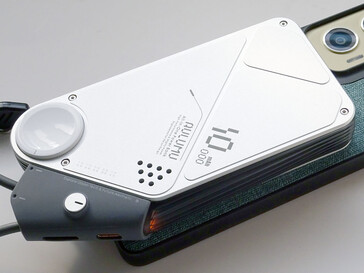 L'Aulumu M10 dépasse du bord inférieur du téléphone.