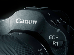 Gros plan sur le Canon EOS R1. 