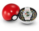 La montre Casio G-Shock Pokémon 30e anniversaire GA-110 est présentée dans un coffret en forme de Poké Ball, avec un insert décoratif représentant 30 Pokémon.
