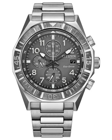Vue de profil de la Citizen Nighthawk CA0890-54H, montrant le boîtier en acier inoxydable, la couronne, les poussoirs du chronographe et le bracelet.