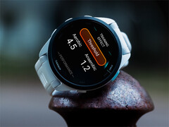Garmin déploie progressivement le logiciel 26.08 sur les anciennes smartwatches Forerunner dans le monde entier, y compris la Forerunner 165 illustrée. (Source de l'image : Garmin)