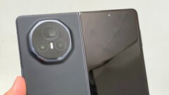 Honor a révélé la date de lancement du successeur du Honor Magic V3 (illustré ici), le 18 juin 2025. (Source de l'image : Weibo)