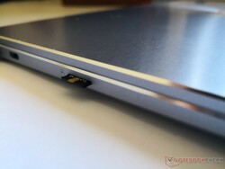 La carte micro SD totalement rentrée dans l'UX392 continue de dépasser.
