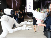 Des fleurs pour Nvidia et un défi lancé à Tesla Optimus et BYD Xiao Di : le robot IA CLOiD de LG accueille les visiteurs à Séoul. LG et Nvidia prévoient d’utiliser 100 000 heures d’entraînement en IA pour cibler les marchés des robots domestiques et industriels.