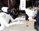 Des fleurs pour Nvidia et un défi lancé à Tesla Optimus et BYD Xiao Di : le robot IA CLOiD de LG accueille les visiteurs à Séoul. LG et Nvidia prévoient d’utiliser 100 000 heures d’entraînement en IA pour cibler les marchés des robots domestiques et industriels.