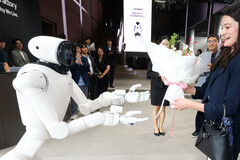 Des fleurs pour Nvidia et un défi lancé à Tesla Optimus et BYD Xiao Di : le robot IA CLOiD de LG accueille les visiteurs à Séoul. LG et Nvidia prévoient d’utiliser 100 000 heures d’entraînement en IA pour cibler les marchés des robots domestiques et industriels.