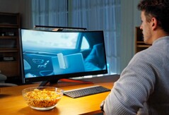 La ScreenBar Pro de BenQ s'allume automatiquement lorsque quelqu'un s'approche de l'écran. (Image : BenQ)