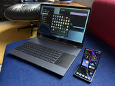 Le Galaxy Z Flip7 se connecte sans fil avec un NexDock XL. (Source de l'image : Michael Fisher)