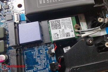 Un SSD dévissé révèle l'AX201