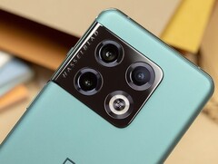 Sauf pour ses caméras arrière, le OnePlus 10 Pro est identique à l&#039;OPPO Find X5 Pro. (Source : NextPit)