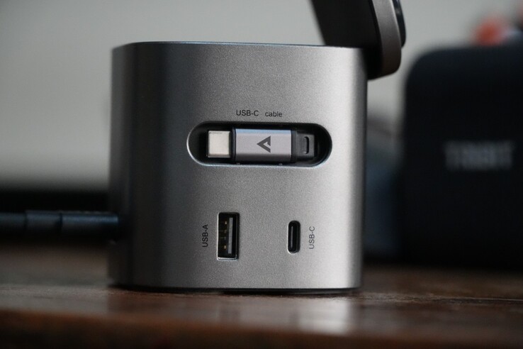 La station de charge AceFast 6-en-1 80 W est dotée d'un câble USB-C rétractable