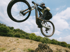 Le BH iLynx+ NX (photo) en action. Le moteur Bosch Performance Line CX de l&#039;e-MTB offre un couple maximal de 100 Nm et jusqu&#039;à 400 % d&#039;assistance au pédalage. (Source : BH Bikes)