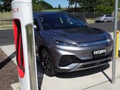 SUV BYD branché sur une pile de superchargeurs (image : Ludicrous Feed/Twitter)