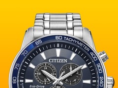 Gros plan sur la Citizen BL5640-59L, dont le cadran bleu foncé se détache sur un fond jaune uni.