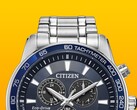 Gros plan sur la Citizen BL5640-59L, dont le cadran bleu foncé se détache sur un fond jaune uni.