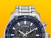 Gros plan sur la Citizen BL5640-59L, dont le cadran bleu foncé se détache sur un fond jaune uni.