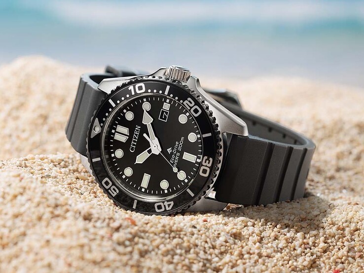 Montre Citizen Promaster Marine BN0266-07E, dotée d’un cadran noir, d’une lunette noire et d’un bracelet noir, posée sur du sable.