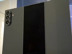 Le Galaxy Z TriFold vu de l'arrière (Source de l'image : SBS Korea via Omokgyo Electronics Mall - édité)