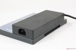 Razer Blade Pro 17 - Petit adaptateur secteur pour un portable de jeu.
