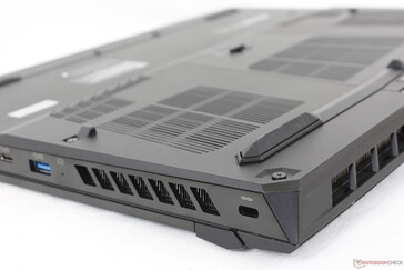 Plus de ventilation que sur la plupart des autres ordinateurs portables de milieu de gamme pour faciliter la dissipation de la chaleur