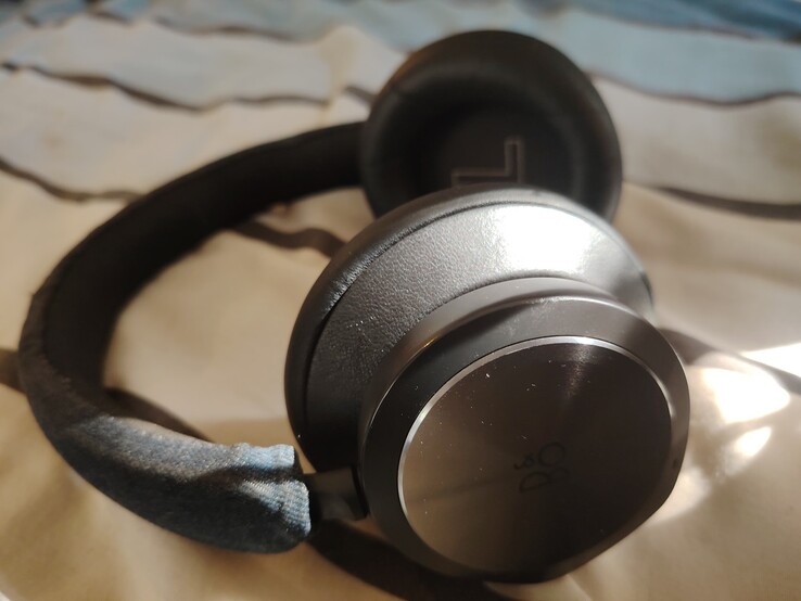 Mon jeu actuel de Beoplay Portal. La courroie de tête en cuir a été remplacée par du tissu en jean à cause de l'usure précédente. (Source de l'image : Darryl Linington - Notebookcheck)