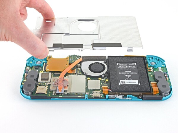 Pour remplacer l'écran de la Nintendo Switch Lite, vous devez retirer la plaque arrière. (Source de l'image : iFixit)