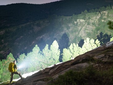 L'Olight Marauder 3 dispose d'un mode projecteur puissant de 25 000 lumens.