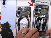 Samsung a réduit de 2,4 mm la taille du Galaxy S25 Edge, du moins par rapport au Galaxy S25 Ultra. (Source de l'image : JerryRigEverything)