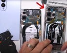 Samsung a réduit de 2,4 mm la taille du Galaxy S25 Edge, du moins par rapport au Galaxy S25 Ultra. (Source de l'image : JerryRigEverything)