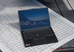 Lenovo ThinkPad E14 G8 utilisé en extérieur, à l'ombre