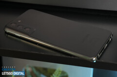 La face arrière du Galaxy S21 FE est déjà disponible à la vente. (Image source : Concept Creator &amp;amp; LetsGoDigital)