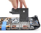 Remplacement de la batterie de l'écran LCD du Steam Deck par iFixit.