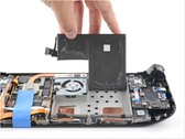 Remplacement de la batterie de l'écran LCD du Steam Deck par iFixit.