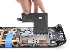 Remplacement de la batterie de l'écran LCD du Steam Deck par iFixit.