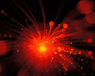 La fréquence des photons utilisés peut être transmise via un réseau de fibres optiques. (Image : pixabay/BarbaraJackson)