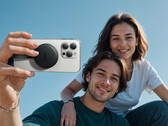 L'adaptateur USB-C Anker MagGo permet de recharger votre iPhone et de transférer des fichiers sur la carte SD en même temps (Image source : Anker)
